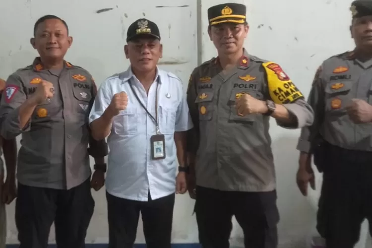 Kapolsek Cimanggis, Kompol Judika Sinaga (dua dari kanan) bersama aparatur Kecamatan Tapos, usai memantau logistik Pemilu. (ANDIKA EKA/RADAR DEPOK)