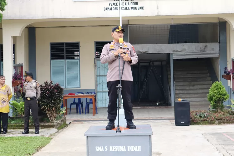Kapolres Padangsidimpuan AKBP. Dudung Setyawan memberikan arahan dan bimbingan di SMA Swasta Kesuma Indah Kota Padangsidimpuan, Senin (6/5/2024).(Realitasonline.id/ RI)