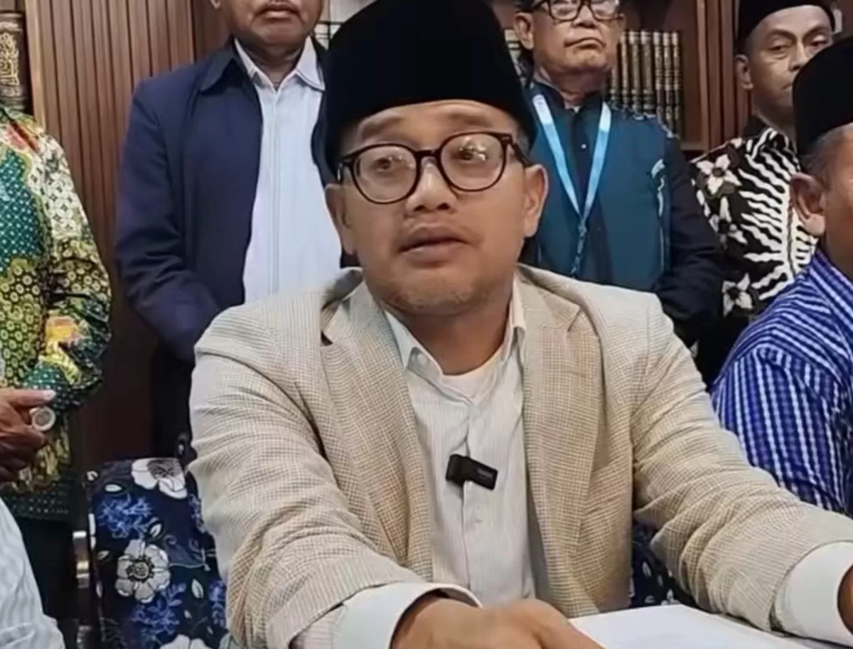 Gus Salam saat konferensi pers dugaan penganiayaan di Muktamar NU 2026 di Jombang