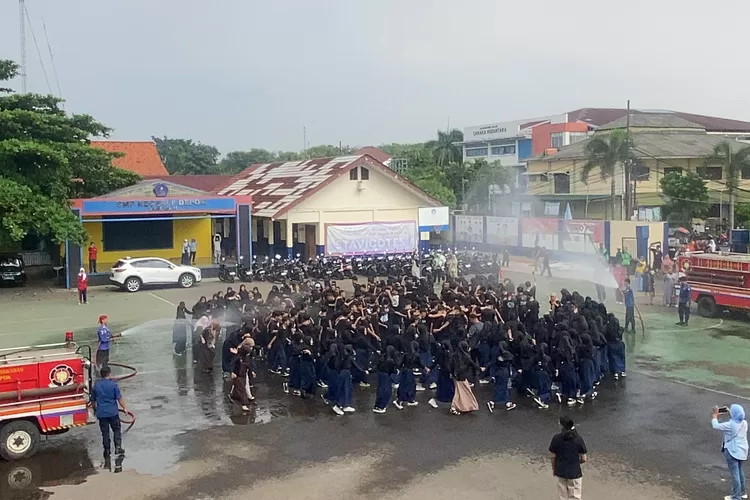 Pelepasan siswa SMPN 28 Depok Depok, di halaman sekolahnya, yang terketak di Jalan Tugu Raya, Kelurahan Tugu, Kecamatan Cimanggis. (ANDIKA EKA/RADAR DEPOK)