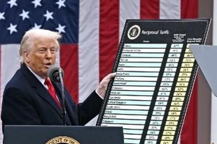 Kamar Dagang AS siap gugat Trump soal tarif impor baru yang dinilai langgar hukum dagang dan batas kekuasaan presiden. (HukamaNews.com / Net)