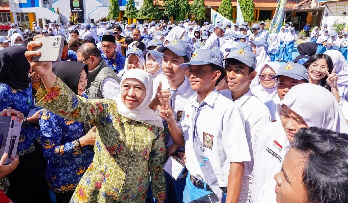 Gubernur Jatim Khofifah Indar Parawansa, bersama murid-murid SMAN di Surabaya. (Ist).