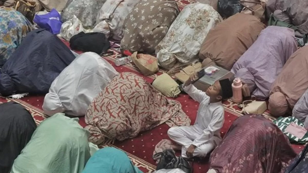 Warga Muhammadiyah di Jawa Timur mulai melaksanakan salat tarawih perdana malam ini. (foto: cnnindonesia.com) 