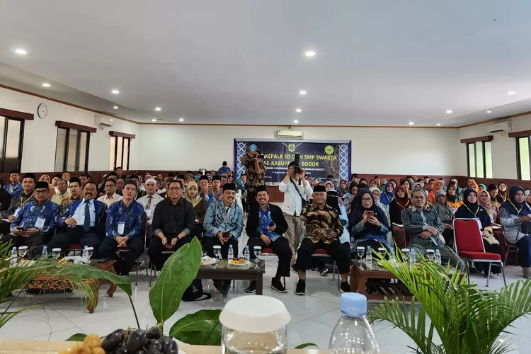 Pelatihan dan pendidikan (diklat) bagi guru dan kepala sekolah swasta yang diadakan oleh BMPS berkolaborasi dengan Disdik Kabupaten Bogor dan Forum Doktor MP Unpak di Yayasan Al Madinah, Cibinong pada Rabu, 6 Desember 2023.
