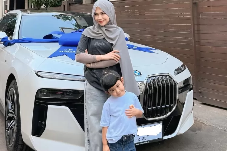Ria Ricis beri hadiah mobil mewah kepada Moana yang baru berusia tiga tahun (Foto: Gorajuara/ Instagram/ @riaricis1795)