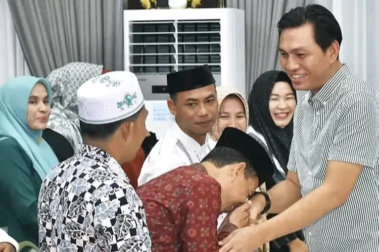 Saat Bupati Batang Hari melaksanakan buka puasa dengan kepala desa  (Klikanggaran )