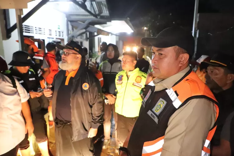 Bupati Rudy Susmanto turut dalam pencarian korban tertimbun longsor. (KABAR BOGOR)