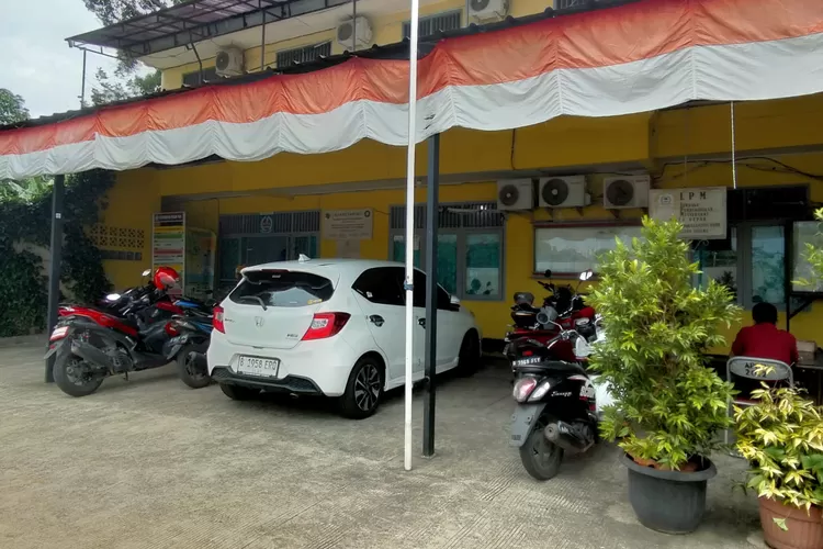 Begini kondisi bangunan dan lahan parkir di Kantor Kelurahan Pangkalanjati Baru, Cinere, Depok, Selasa (14/1). (FAHMI/RADAR DEPOK)