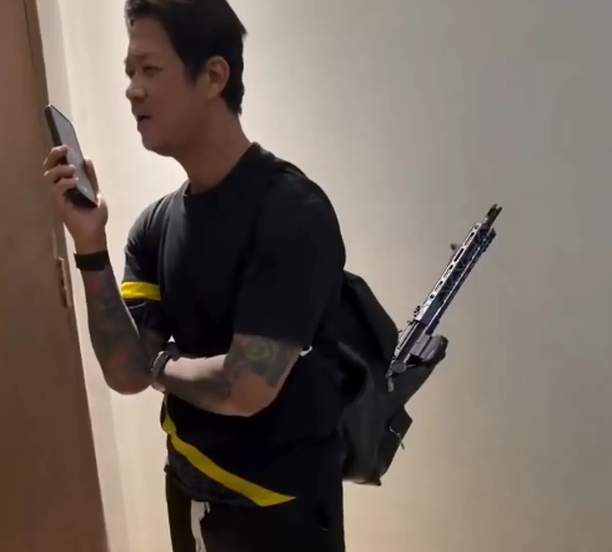 Suami Clara Shinta diduga membawa senjata laras panjang (Twitter @kamarlintang)
