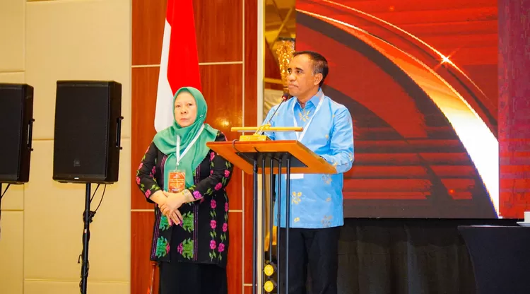 Anwar Hafid dan Reny Lamadjido menyampaikan sambutan usai ditetapkan sebagai Gubernur dan Wakil Gubernur Sulawesi Tengah terpilih, Kamis 6 Februari 2025. 