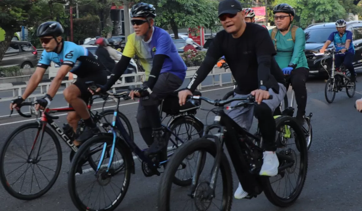 Potret Ahmad Lutfhi (paling kanan), Gubernur Jawa Tengah jadi sorotan usai gowes pakai sepeda elektrik senilai rarusan juta yang tak terdaftar di LHKPN (Instagram/humas.jateng)