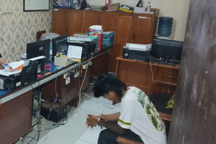 PEMERIKSAAN : Pelaku rudapaksa, Adi Gunawan (25), dengan korban di bawah umur, saat menjalani pemeriksaan di Mapolres Pekalongan Kota, Minggu 23 Februari 2025 malam. (KONTENJATENG.COM/Arif Prayoga)