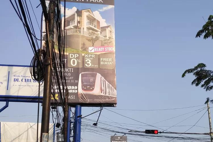 Reklame di Kota Bekasi. (FOTO: Dharma/Suarakarya.id)