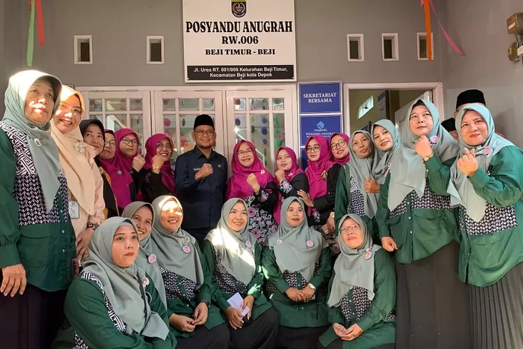 Wakil Walikota Depok, Imam Budi Hartono bersama para kader saat peresmian Posyandu Anugrah RW6, Kelurahan Beji Timur, Kecamatan Beji, Kota Depok. (MONICA/RADAR DEPOK)