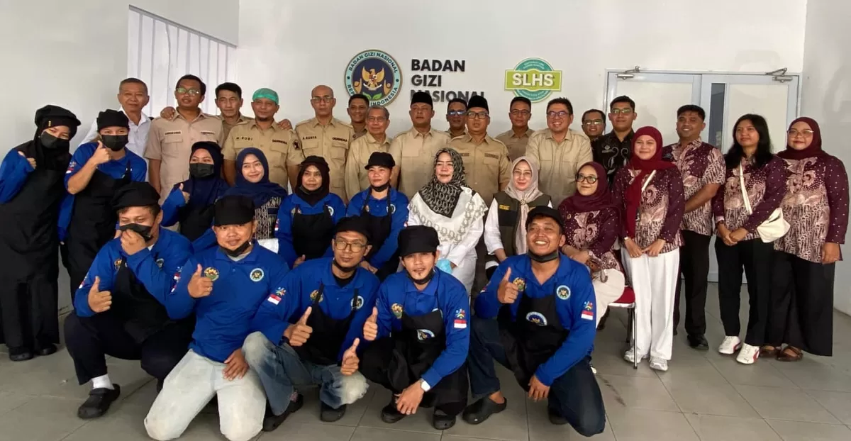 Rombongan Komisi I DPR RI dapil Kepri bersama Wagub Kepri foto bersama pegawai SPPG dapur MBG di Kawasan Batu Ampar. (Foto:Diskominfo Kepri)