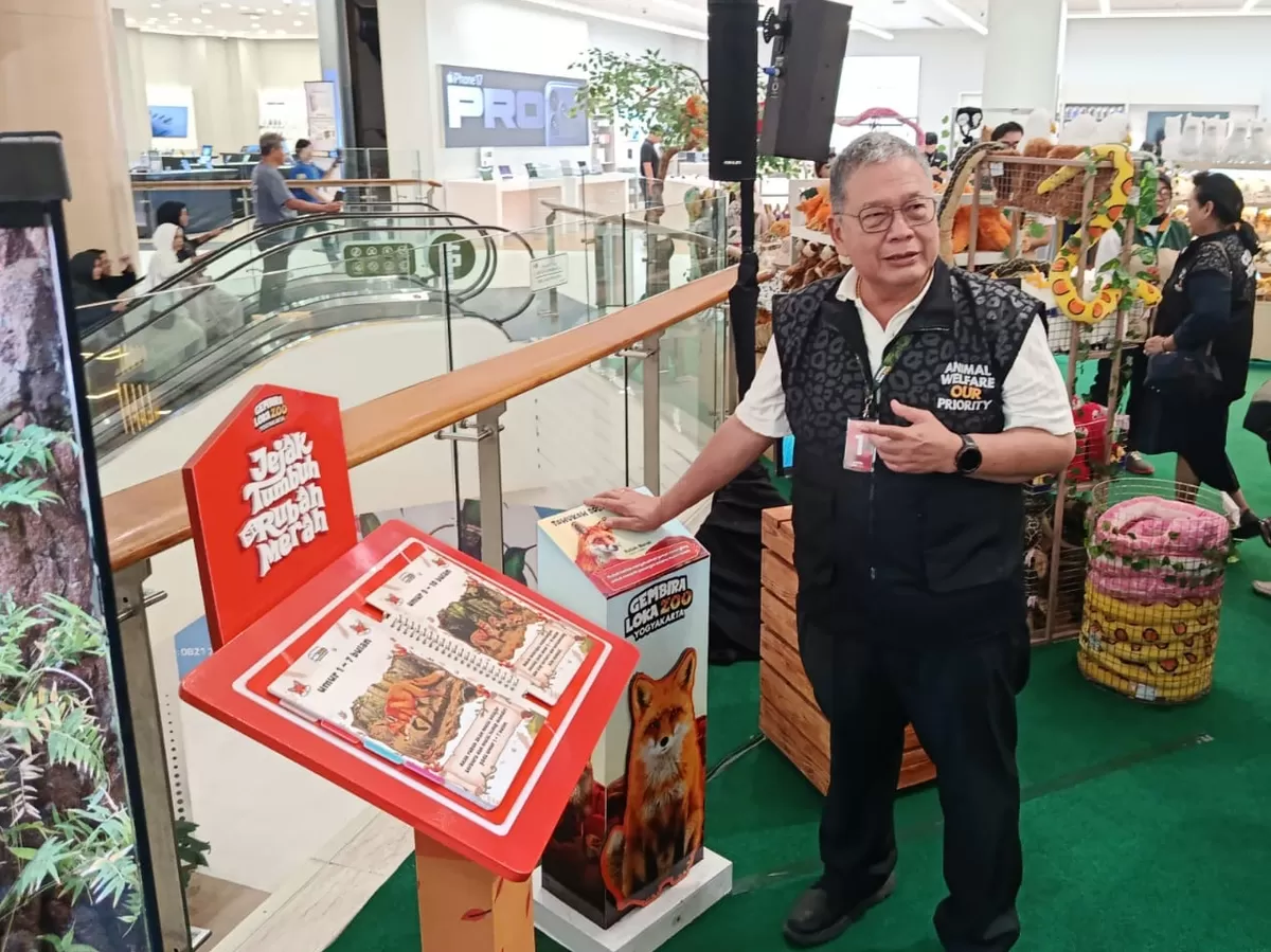 Direktur Utama Kebun Raya dan Kebun Binatang Gembira Loka, KMT A. Tirtodiprojo, saat memberikan penjelasan kepada wartawan di sela-sela acara Pesona Gembira Loka di mal The Park Semarang, Jumat (12/6/ (SP/Stefy Thenu)