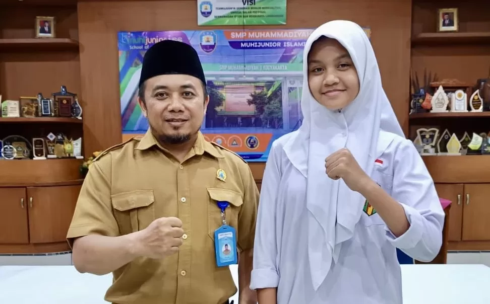 Kirana Larasati bersama kepala sekolah (Ist)