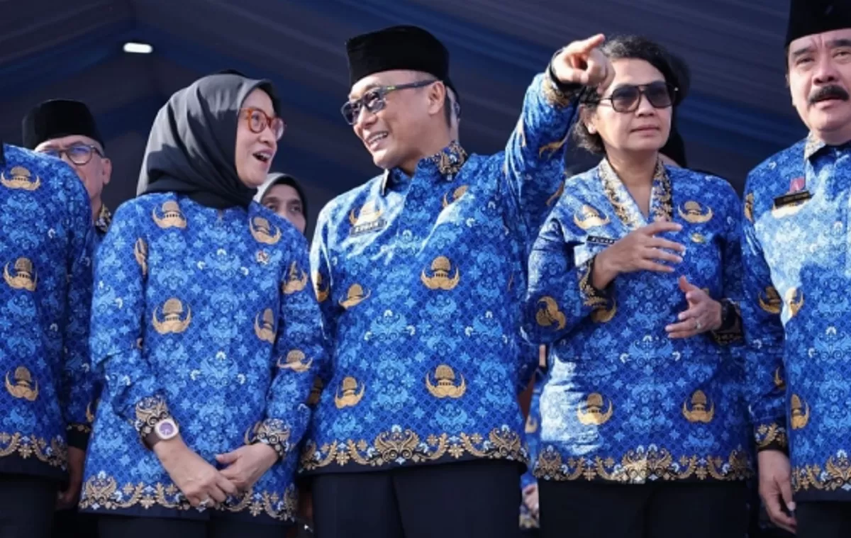 MenPAN-RB Rini Widyantini (kedua dari kiri) dan Kepala BKN Zudan Arif Fakrulloh (tengah) unggah pesan untuk para ASN. (Instagram/menpanrb)