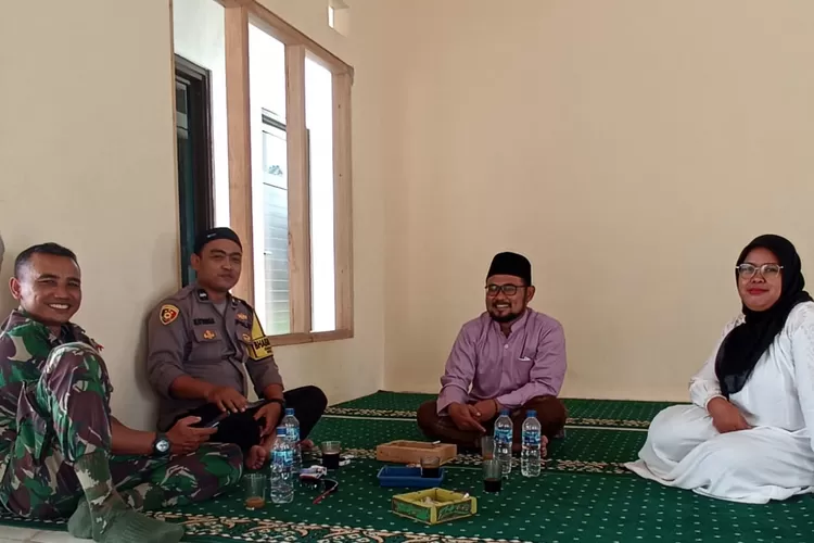 Kompak: Bhabinmas bersama Bhabinkamtibmas bersama pengurus DKM Masjid Djami Al Ikhlas (Rit/Bogor Times)