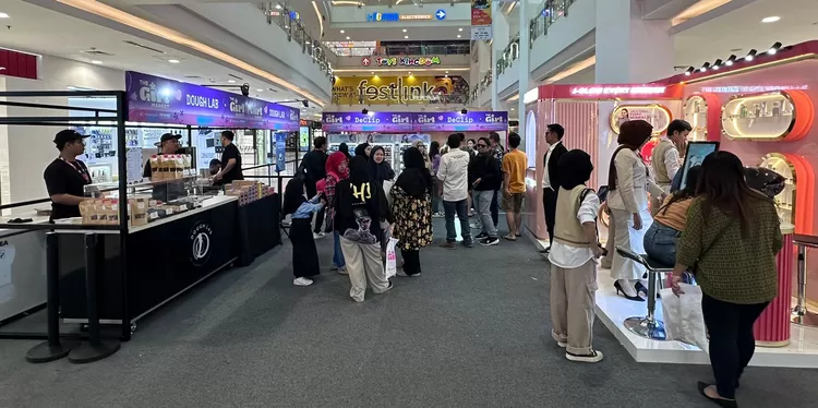 Beberapa booth di The Girl Fest