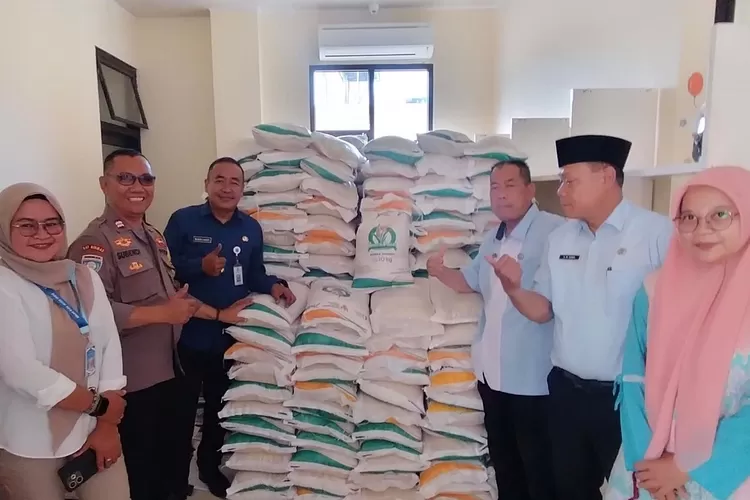 Plt Lurah Pangkalanjati, Rukby Andy bersama jajaran sedang mengecek datangnya bantuan beras dari Bulog ke Kelurahan Pangkalanjati, Cinere, Depok, Selasa (29/7). (RADAR DEPOK)