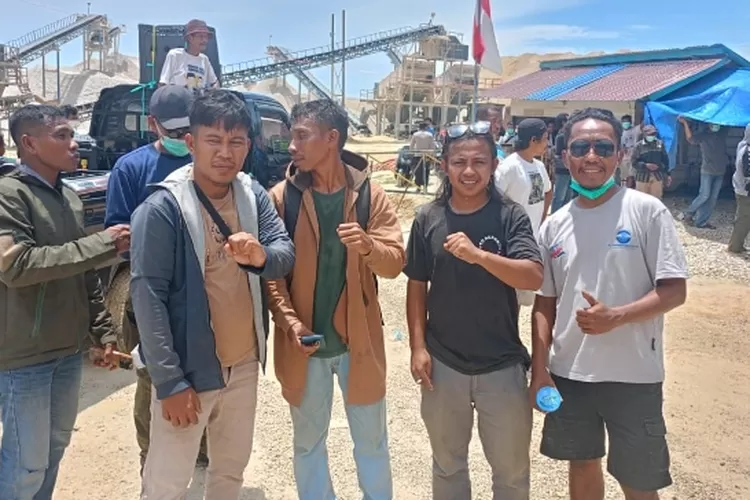 Warga Unsongi-Nambo  melakukan demonstrasi didepan kantor PT RUJ (Ist)