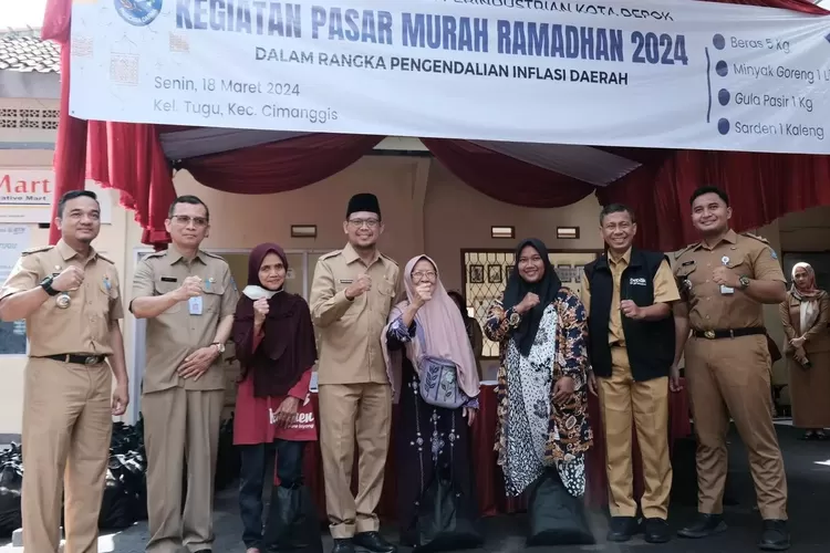 Wakil Walikota Depok, Imam Budi Hartono memberikan paket sembako Pasar Murah Ramadan 2024 di Kelurahan Tugu, Kecamatan Cimanggis, Depok, Senin (18/3). (PEMKOT DEPOK)