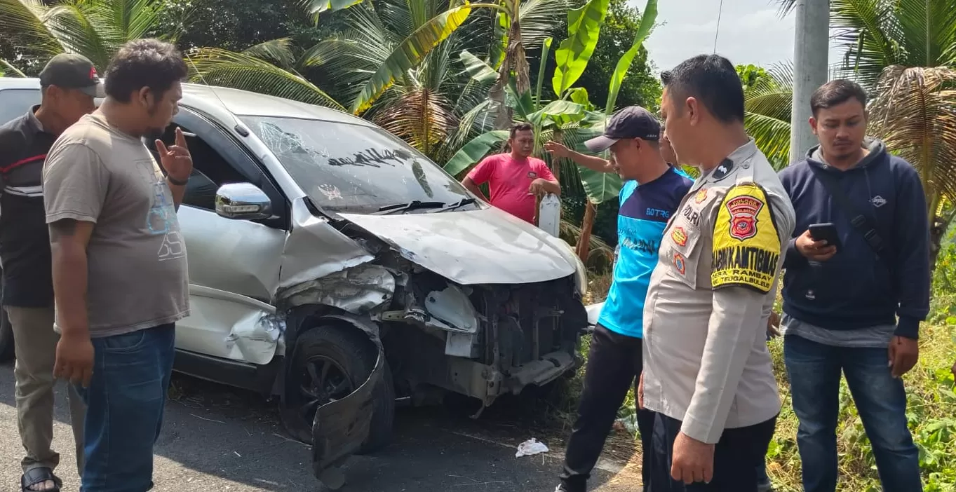 Adu Banteng Daihatsu Xenia dan Sigra di Tegalbuleud Sukabumi  (Rudi Imelda )