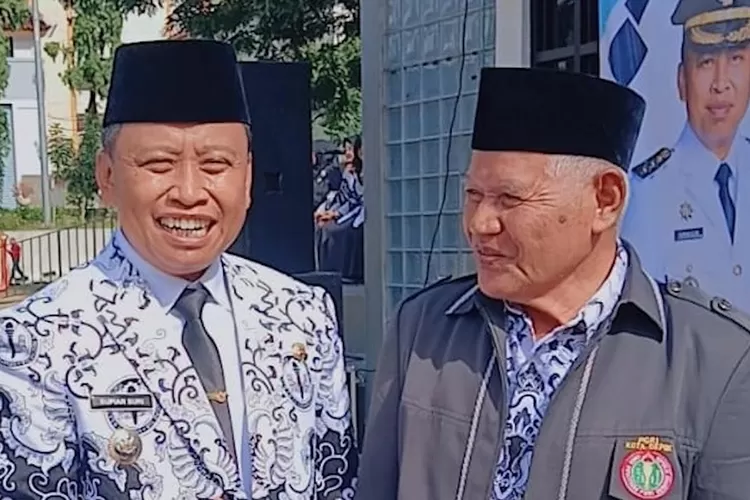 Mustopa (kanan) dengan Walikota Depok, Supian Suri (tengah), usai pemberian apresiasi di Lapangan DOS, Balaikota Depok, Selasa (25/11). (ist)