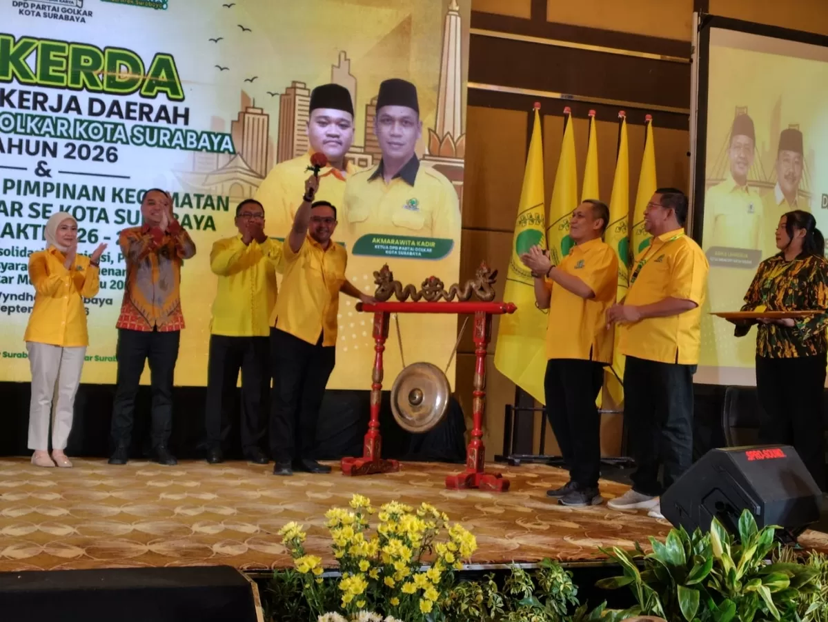 Pemukulan gong pembuka Rakerda Partai Golkar Surabaya oleh Blegur Prijanggono, bersama ketua DPD Golkar Surabaya, dr. Akmarawit Kadir, nampak pula walikota Surabaya Eri Cahyadi, Minggu (13/9/2026) 
