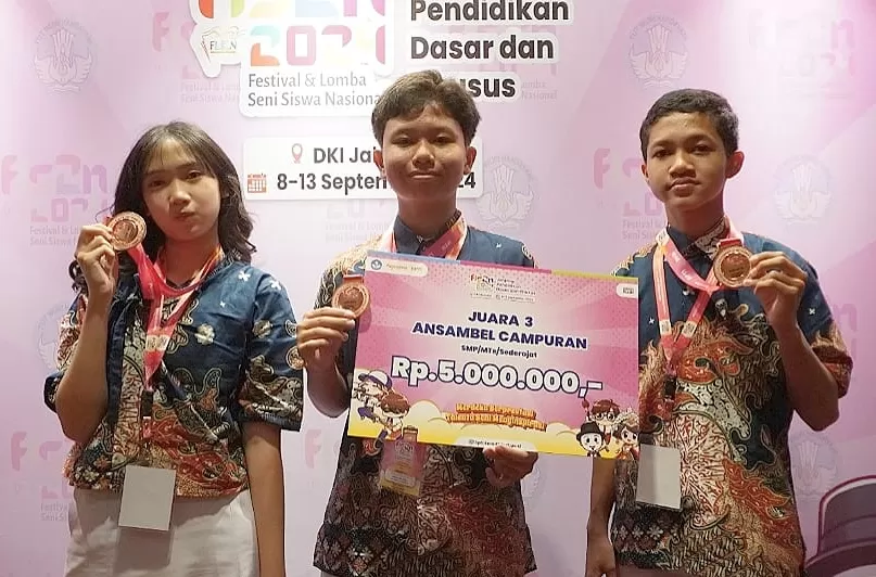 Tim ansambel SMPN 5 Yogya peraih juara 3 FLS2N tingkat nasional.  (Ist)