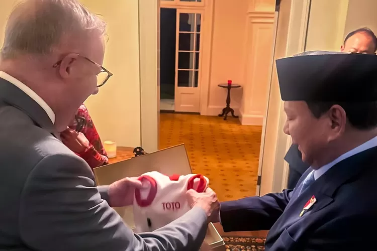 Presiden RI Prabowo Subianto (kanan) beri hadiah untuk anjing peliharaan PM Australia (Foto: Gorajuara/ Instagram/ @sekrerariat.kabinet)