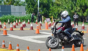 Tips Aman Berkendara di Jalan Sempit, Tetap Waspada dan Cari Aman