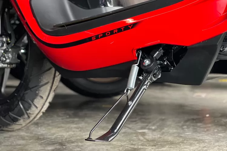 Standar samping yang merupakan salah satu fitur sederhana motor Honda.