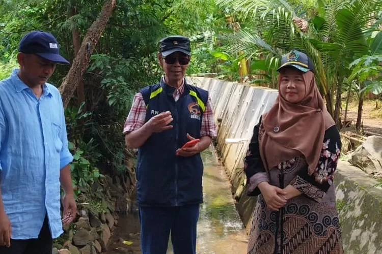 Peninjauan langsung Anggota Komisi C DPRD Kota Depok Fraksi PKS, Nuryuliani ke wilayah Sukatani, dalam menangani permasalaan Banjir, Kamis (13/3). (ANDIKA EKA/RADAR DEPOK)
