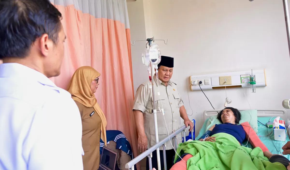 Presiden Prabowo Subianto menjenguk para korban kecelakaan Kereta Api Argo Bromo Anggrek vs KRL di RSUD Bekasi, Selasa (28/4/2026).  (Kalimantansatu.com/Dok. Bakom RI)