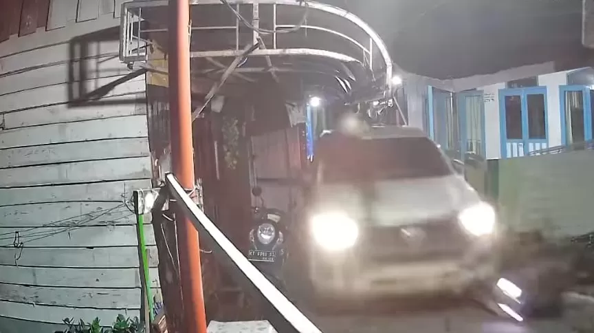 Gambar kamera CCTV merekam mobil nekat masuk ke jalan sempit dan menabrak 24 unit motor Jalan Kapten Sujono Kelurahan Sungai Kerbau, Rabu dini hari (23/4/2024).