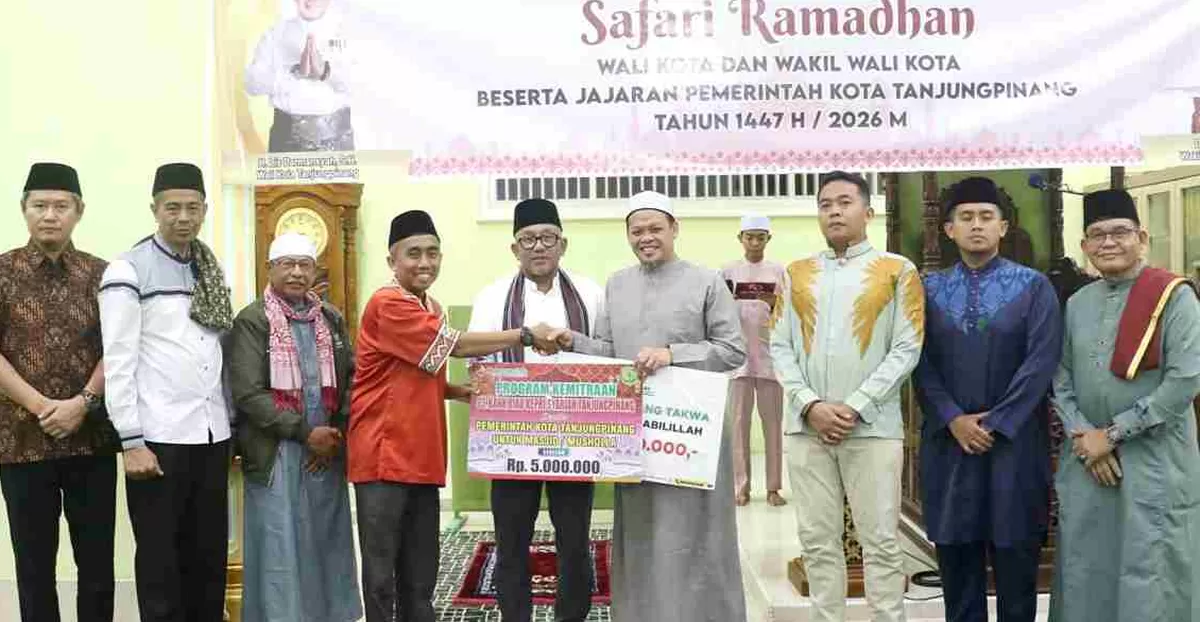 Walikota Tanjungpinang Lis Darmansyah menyerahkan bantuan saat kegiatan Safari Ramadan di Masjid As Sakinah. (Foto:Diskominfo Tanjungpinang)