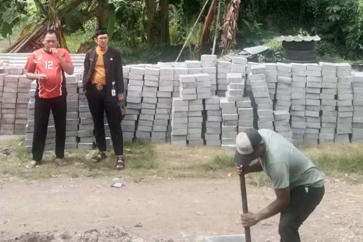 Lurah Pengasinan, Ari Andriana Wijaya saat memonitoring langsung progress pembangunan di RW3 dan RW5 Kelurahan Pasir Putih, Kecamatan Sawangan, Kota Depok, beberapa waktu lalu. (RISKY DWI LESTARI/RADAR DEPOK)