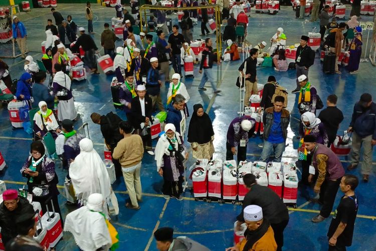 Kloter 40 Jemaah Haji Asal Kabupaten Sukabumi Tiba di Asrama Haji Cikembar 