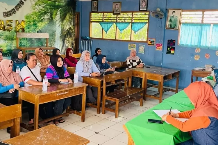 Pertemuan antara stakholeder SDN Sukmajaya 5 di aula sekolahnya, yang terletak di Perumahan Sukmajaya Permai, Kelurahan/Kecamatan Sukmajaya. (DOKUMEN SEKOLAH)