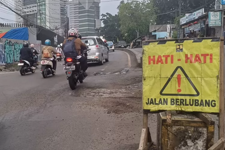 Salah satu titik jalan rusak yang berlubang di Jalan Raya Bogor, tepatnya di Kelurahan Cisalak Pasar, Kecamatan Cimanggis. (ANDIKA EKA/RADAR DEPOK)