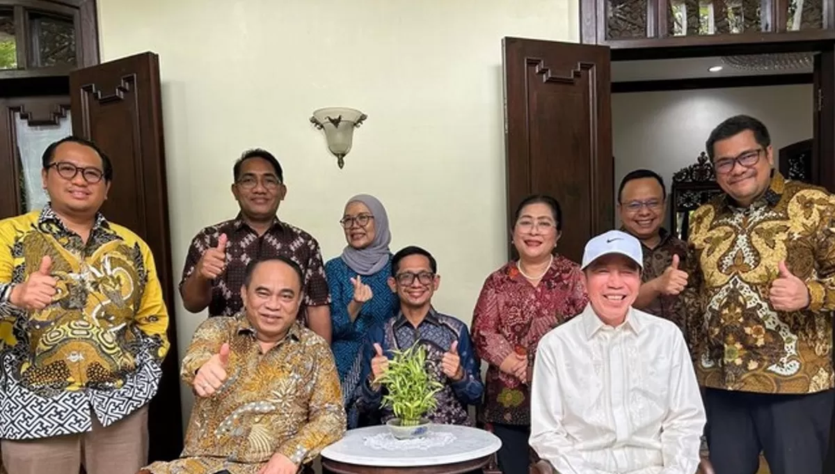 Ketum Projo Budi Arie foto bersama saat bersilaturahmi saat open house di kediaman mantan Presiden RI, Joko Widodo.
