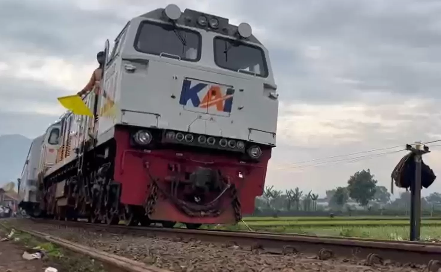 KM 181+700 petak jalan antara Stasiun Haurpugur - Stasiun Cicalengka mulai hari ini telah bisa dilalui Kereta Api pasca insiden tabrakan KA Turangga dan Commuter Line Bandung Raya (Dok : KAI)