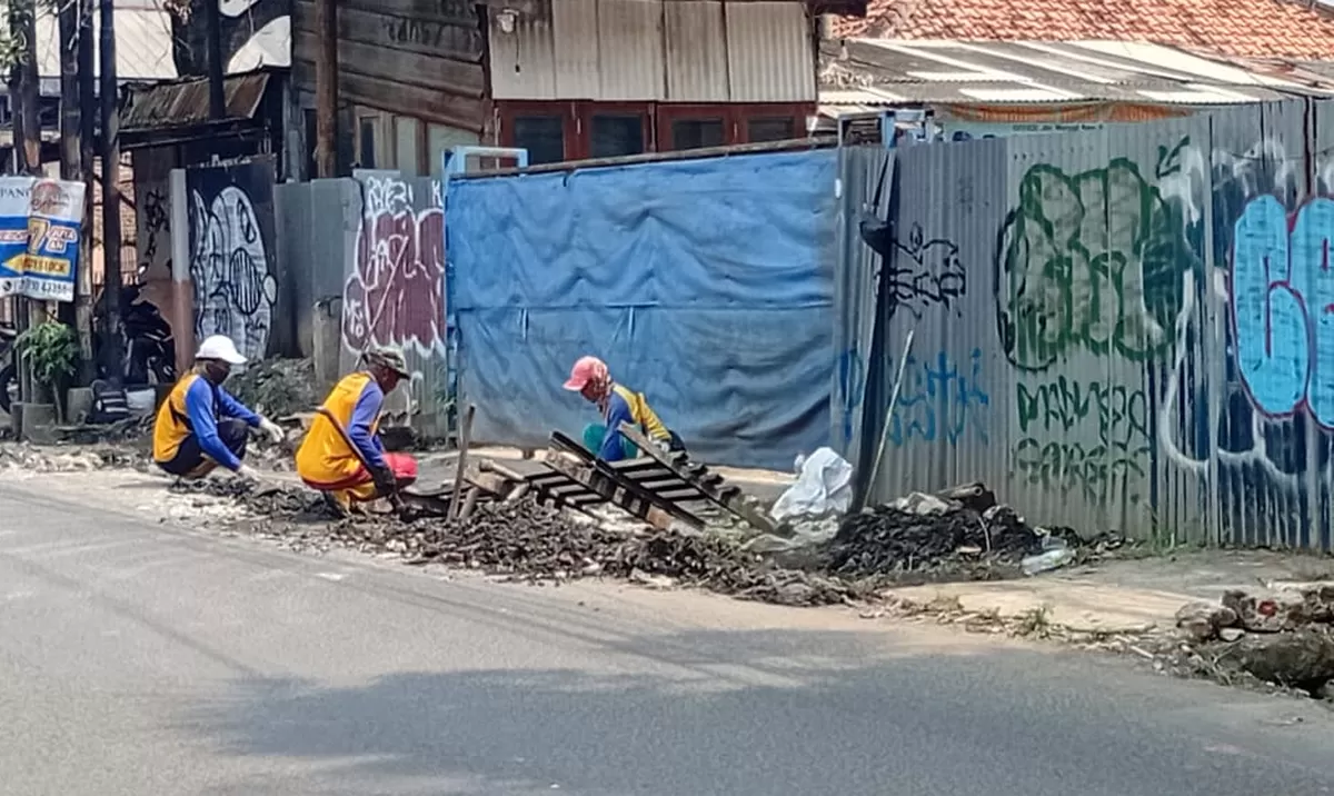 Camat Ciputat langsung menginstruksikan gerakan cepat bersama unsur kelurahan, warga, RT, serta petugas dari PUPR Provinsi Banten