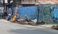 Gerak Cepat Camat Ciputat Atasi Banjir, Drainase Jalan Raya Jombang Dibersihkan