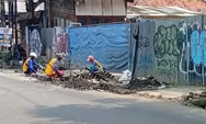Gerak Cepat Camat Ciputat Atasi Banjir, Drainase Jalan Raya Jombang Dibersihkan