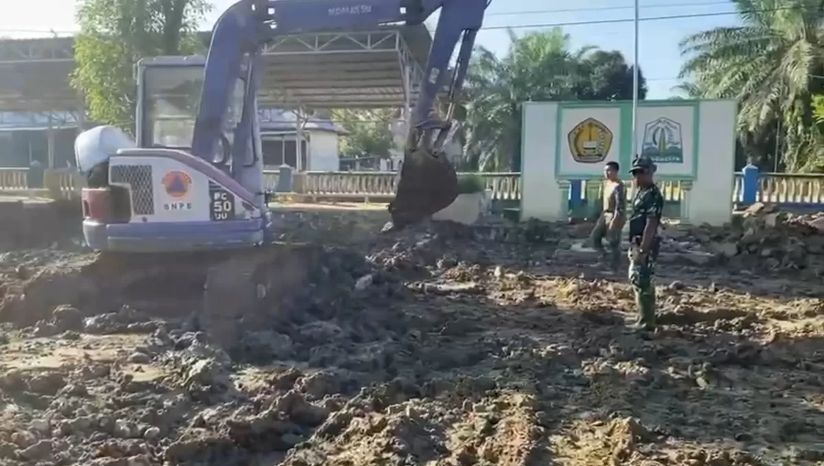 Pascabencana banjir di Kabupaten Aceh Tamiang, anggota TNI bersama masyarakat setempat terus bergotong royong membersihkan sejumlah fasilitas pendidikan di Kecamatan Bendahara. (Kalimantansatu.com/Dok. TNI)