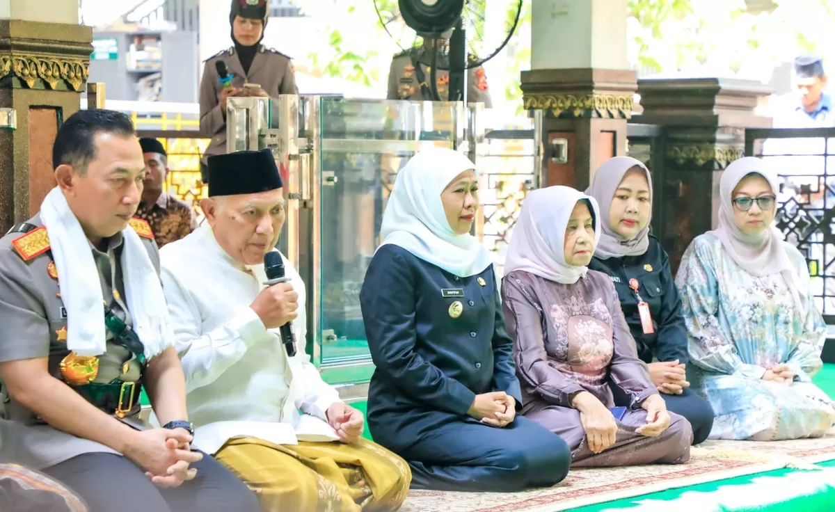 Kapolri Kapolri Jenderal Listyo Sigit Prabowo, didampingi Gubernur Jatim Khofifah Indar Parawansa, ziarah ke makam Proklamator  Republik Indonesia Ir. Soekarno  di Blitar serta Presiden RI ke-4 