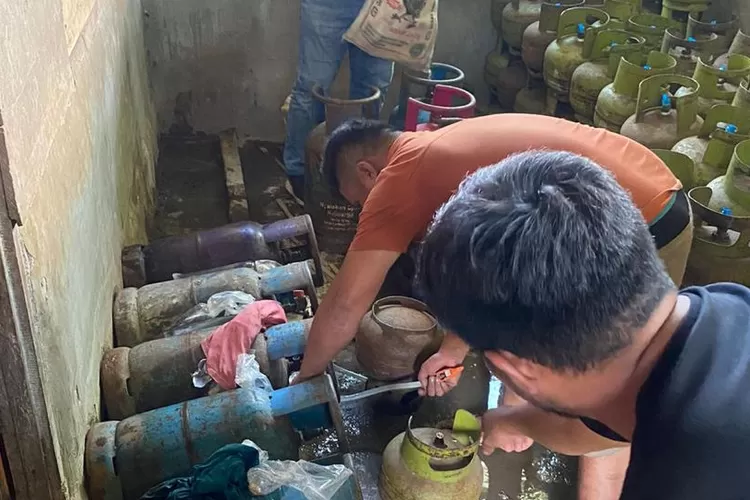 Polda Sumut amankan puluhan tabung gas sebagai barang bukti praktik pengoplosan elpiji subsidi.